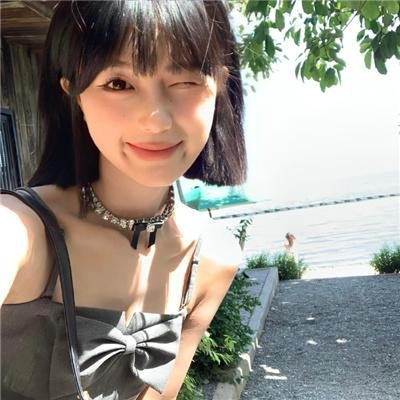 圆月映花都